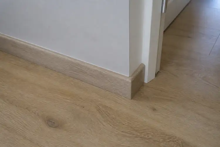Afwerking plinten klikvinyl